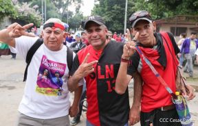 Octubre Victorioso inició con alegre caminata