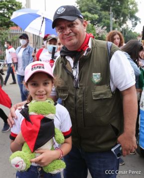 Octubre Victorioso inició con alegre caminata