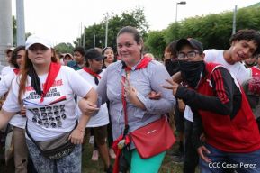 Octubre Victorioso inició con alegre caminata