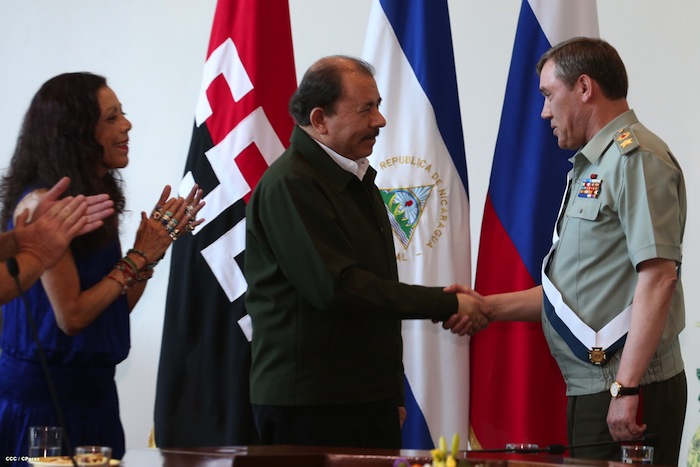 Daniel y Rosario se reúnen con Jefe del Estado Mayor de la Federación Rusa