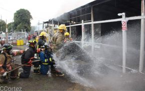 Incendio en tramos de pólvora en Tiscapa