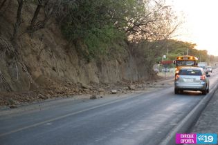 Derrumbes en Carretera Nueva a León por terremoto