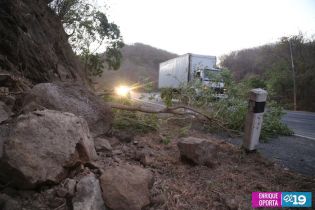 Derrumbes en Carretera Nueva a León por terremoto