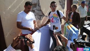 Gobierno entrega ayuda humanitaria a familias afectadas por los sismos