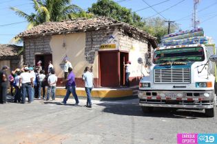 Gobierno entrega ayuda humanitaria a familias afectadas por los sismos