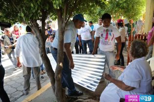 Gobierno entrega ayuda humanitaria a familias afectadas por los sismos