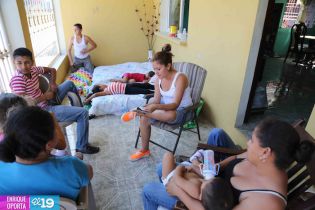 Gobierno entrega ayuda humanitaria a familias afectadas por los sismos