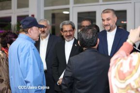 Reunión entre el Presidente Daniel Ortega y Compañera Rosario con el Canciller de Irán