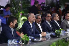 Reunión entre el Presidente Daniel Ortega y Compañera Rosario con el Canciller de Irán