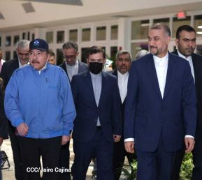 Reunión entre el Presidente Daniel Ortega y Compañera Rosario con el Canciller de Irán