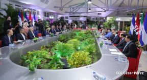 Reunión entre el Presidente Daniel Ortega y Compañera Rosario con el Canciller de Irán