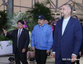 Reunión entre el Presidente Daniel Ortega y Compañera Rosario con el Canciller de Irán