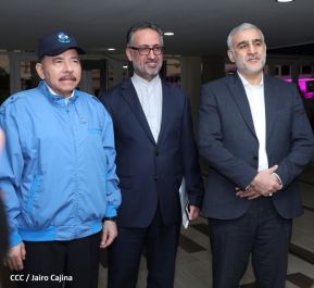 Reunión entre el Presidente Daniel Ortega y Compañera Rosario con el Canciller de Irán