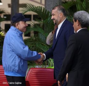 Reunión entre el Presidente Daniel Ortega y Compañera Rosario con el Canciller de Irán