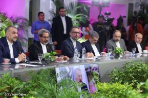 Reunión entre el Presidente Daniel Ortega y Compañera Rosario con el Canciller de Irán