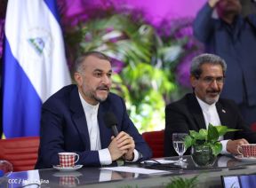 Reunión entre el Presidente Daniel Ortega y Compañera Rosario con el Canciller de Irán