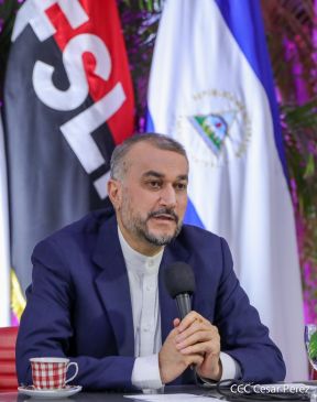 Reunión entre el Presidente Daniel Ortega y Compañera Rosario con el Canciller de Irán