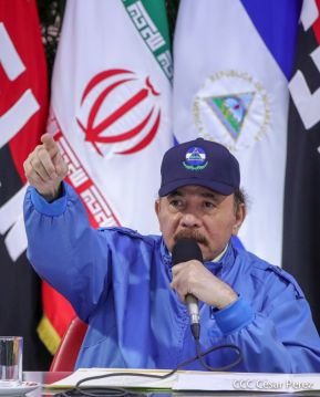 Reunión entre el Presidente Daniel Ortega y Compañera Rosario con el Canciller de Irán