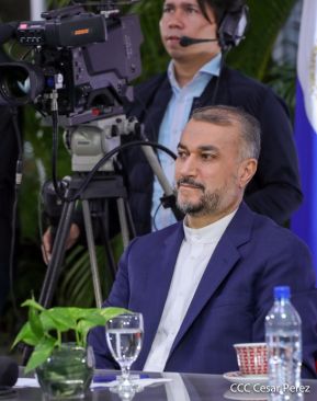 Reunión entre el Presidente Daniel Ortega y Compañera Rosario con el Canciller de Irán