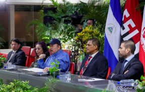 Reunión entre el Presidente Daniel Ortega y Compañera Rosario con el Canciller de Irán