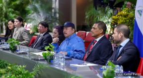 Reunión entre el Presidente Daniel Ortega y Compañera Rosario con el Canciller de Irán