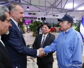 Reunión entre el Presidente Daniel Ortega y Compañera Rosario con el Canciller de Irán