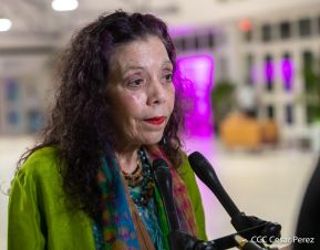 Presidente Daniel y Compañera Rosario en comunicación con las familias nicaragüenses