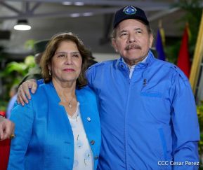 Presidente Daniel y Compañera Rosario en comunicación con las familias nicaragüenses