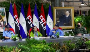 Presidente Daniel y Compañera Rosario en comunicación con las familias nicaragüenses