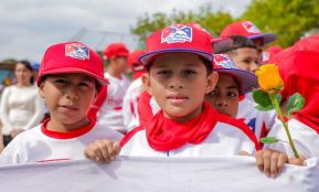 Ṕequeños deportistas rinden homenaje al Comandante Hugo Chávez