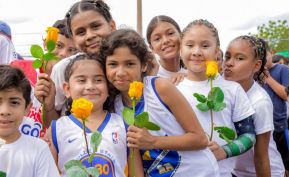 Ṕequeños deportistas rinden homenaje al Comandante Hugo Chávez