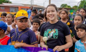 Ṕequeños deportistas rinden homenaje al Comandante Hugo Chávez