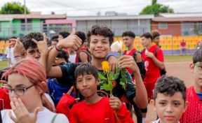 Ṕequeños deportistas rinden homenaje al Comandante Hugo Chávez