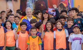 Ṕequeños deportistas rinden homenaje al Comandante Hugo Chávez