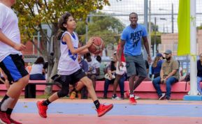Ṕequeños deportistas rinden homenaje al Comandante Hugo Chávez