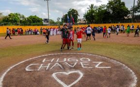 Ṕequeños deportistas rinden homenaje al Comandante Hugo Chávez