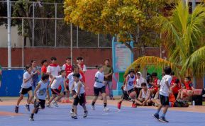 Ṕequeños deportistas rinden homenaje al Comandante Hugo Chávez