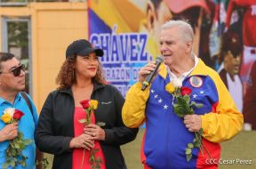 Ṕequeños deportistas rinden homenaje al Comandante Hugo Chávez
