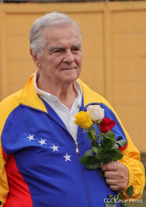 Ṕequeños deportistas rinden homenaje al Comandante Hugo Chávez