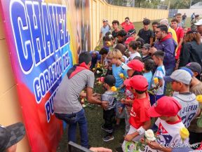 Ṕequeños deportistas rinden homenaje al Comandante Hugo Chávez