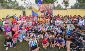 Ṕequeños deportistas rinden homenaje al Comandante Hugo Chávez