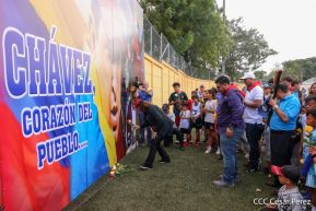 Ṕequeños deportistas rinden homenaje al Comandante Hugo Chávez