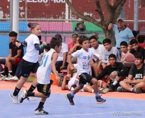 Ṕequeños deportistas rinden homenaje al Comandante Hugo Chávez