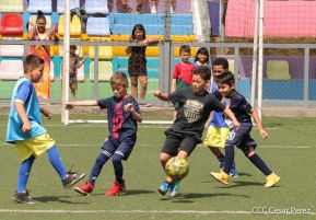 Ṕequeños deportistas rinden homenaje al Comandante Hugo Chávez