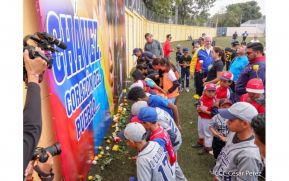 Ṕequeños deportistas rinden homenaje al Comandante Hugo Chávez
