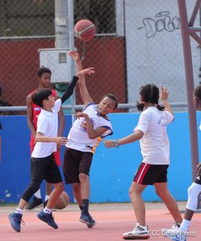 Ṕequeños deportistas rinden homenaje al Comandante Hugo Chávez