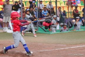 Ṕequeños deportistas rinden homenaje al Comandante Hugo Chávez