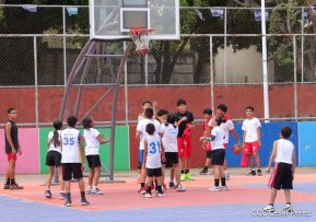 Ṕequeños deportistas rinden homenaje al Comandante Hugo Chávez