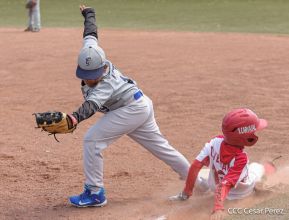 Ṕequeños deportistas rinden homenaje al Comandante Hugo Chávez