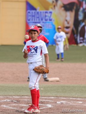 Ṕequeños deportistas rinden homenaje al Comandante Hugo Chávez